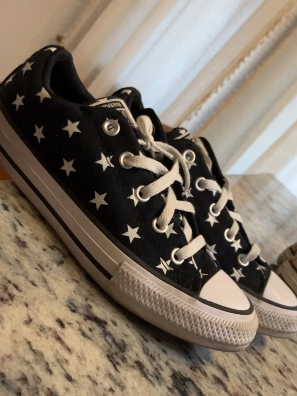 Youth big kid sz. 4 low top Converse sneakers